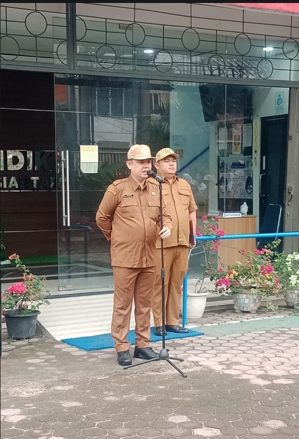 Pimpin Apel Pagi, Kadisdik Pematangsiantar Ajak Pejabat Baru Sama – sama Bekerja, Bekerja Bersama - 