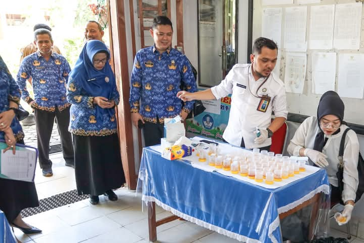 Kadisdik Pematangsiantar Saksikan Pelaksanaan Tes Urine Pelajar SMP dan Guru