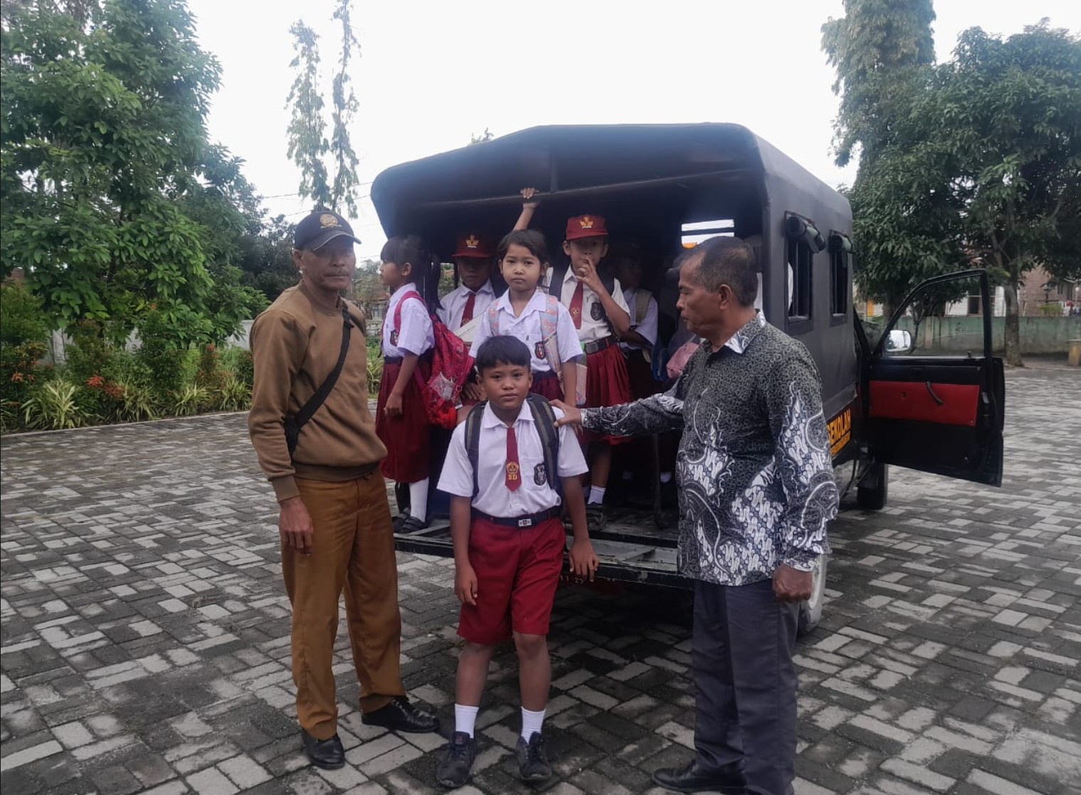 Tim Patroli Sekolah Rutin Antar Jemput Pelajar SD Negeri 124158 Jalan Pisang Kipas