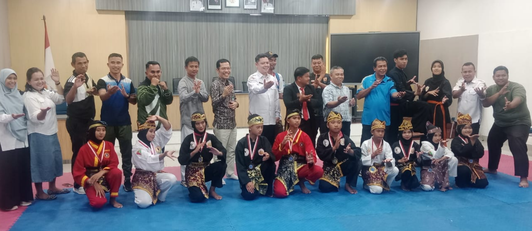 Kadisdik dan Kepala BPMP Sumut Serahkan Medali kepada Para Juara O2SN Cabang Pencak Silat